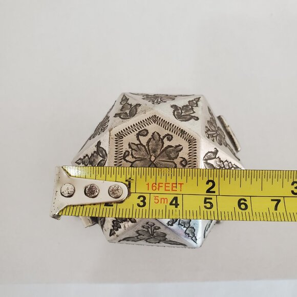 Heavy Metal Dome Trinket Jewelry Snuff Box Silver Tone Claw Foot Hinged Lid VTG - Picture 10 of 16